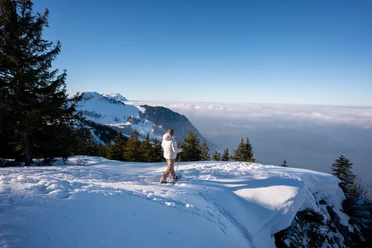 Frau am Schneeschuhlaufen beim Stollen auf der Klewenalp