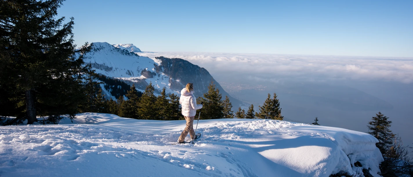 Frau am Schneeschuhlaufen beim Stollen auf der Klewenalp