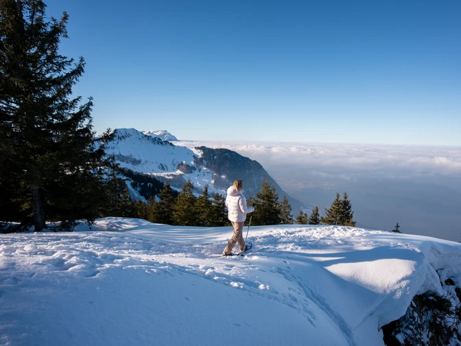 Klewenalp-Schneeschuhlaufen-Frau-Stollen.jpg Frau am Schneeschuhlaufen beim Stollen auf der Klewenalp