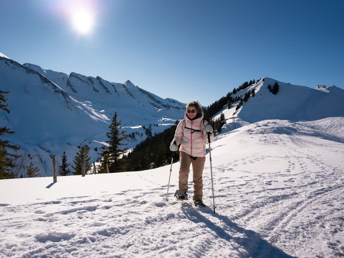 Klewenalp-Schneeschuhlaufen-Frau3.jpg Eine Frau am Schneeschuhlaufen auf der Klewenalp bei Sonnenschein.