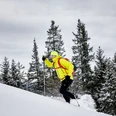 LU_Tourismus_Klewen_23.01.2021_BB__31_Typo3_klewenalp.jpg Ein Mann läuft mit den Schneeschuhen einen Hang hoch auf der Klewenalp