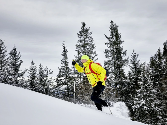 LU_Tourismus_Klewen_23.01.2021_BB__31_Typo3_klewenalp.jpg Ein Mann läuft mit den Schneeschuhen einen Hang hoch auf der Klewenalp