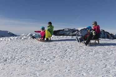 Klewenalp Schlitteln Wintersafari_Copyright VTRK (8).jpg Eine Familie am Schlitteln auf der Klewenalp
