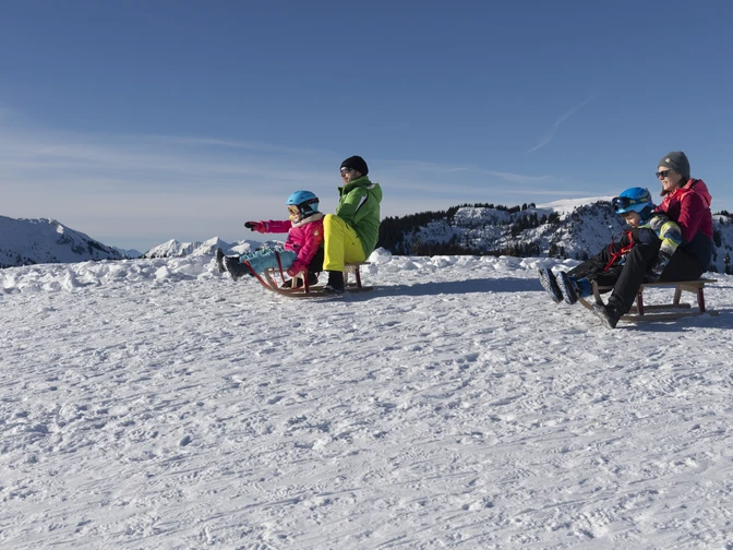 Klewenalp Schlitteln Wintersafari_Copyright VTRK (8).jpg Eine Familie am Schlitteln auf der Klewenalp