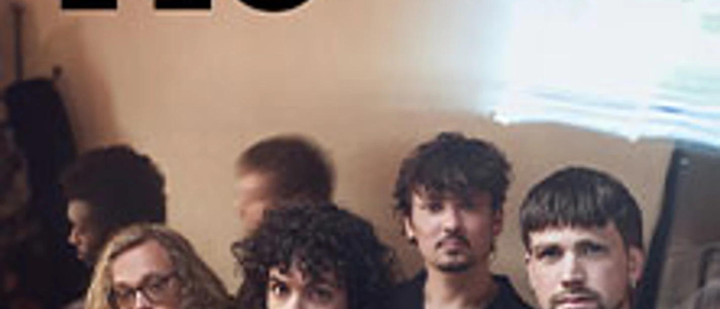 Mehrere Personen sitzen eng beisammen, darüber steht ein großes schwarzes Ão.