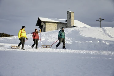 LU_Tourismus_Klewen_23.01.2021_BB__25.jpg Eine Gruppe zieht Schlitten auf der Klewenalp