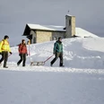 LU_Tourismus_Klewen_23.01.2021_BB__25.jpg Eine Gruppe zieht Schlitten auf der Klewenalp