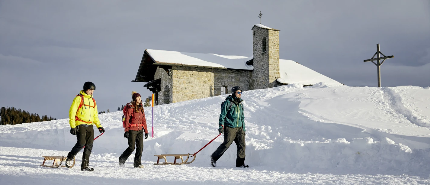 LU_Tourismus_Klewen_23.01.2021_BB__25.jpg Eine Gruppe zieht Schlitten auf der Klewenalp