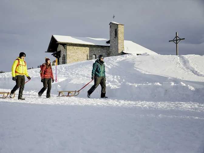 LU_Tourismus_Klewen_23.01.2021_BB__25.jpg Eine Gruppe zieht Schlitten auf der Klewenalp