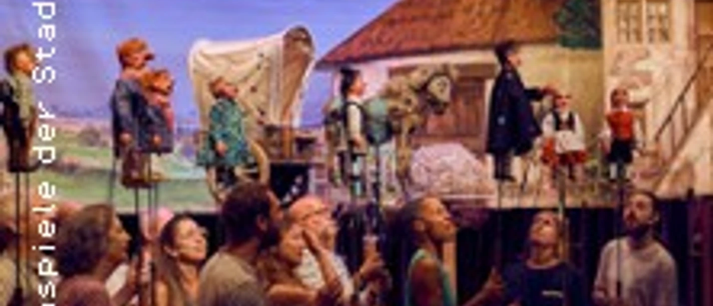 Szenen vor malerischem Bühnenbild der Puppenspiele der Stadt Köln mit Figuren und Kulissen.