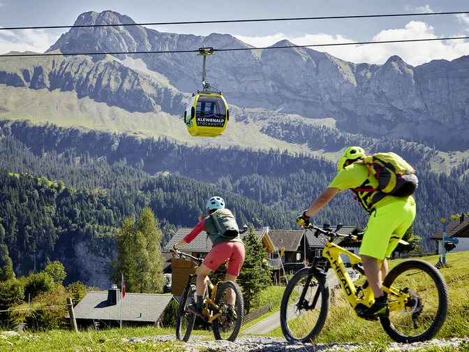 Lu_Tourismus_Klewen_BB_5.9.22_14.jpg Ein Mann und eine Frau biken unterhalb der Gondelbahn Stockhütte