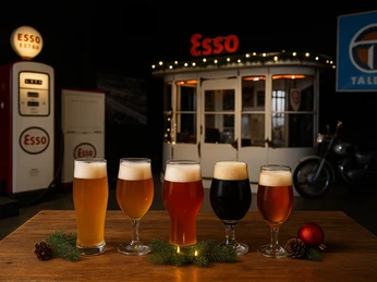 ChatGPT Image 12. Aug. 2025, 00_21_11.png Fünf Biergläser auf Tisch, Hintergrund zeigt alte Esso-Tankstelle mit Weihnachtsdekoration.Five beer glasses on table, background shows old Esso gas station with Christmas decorations.