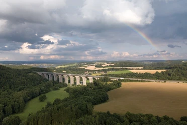 Autobahnbrücke Pirk mit Regenbogen