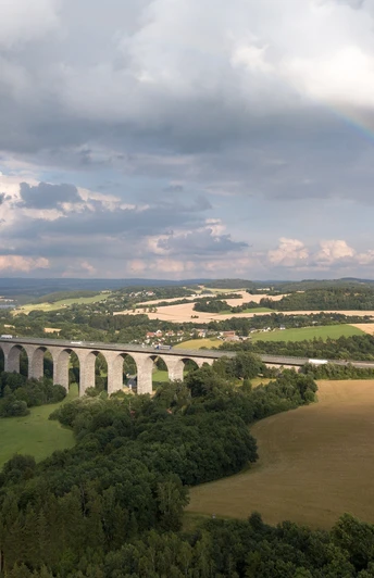 Autobahnbrücke Pirk mit Regenbogen