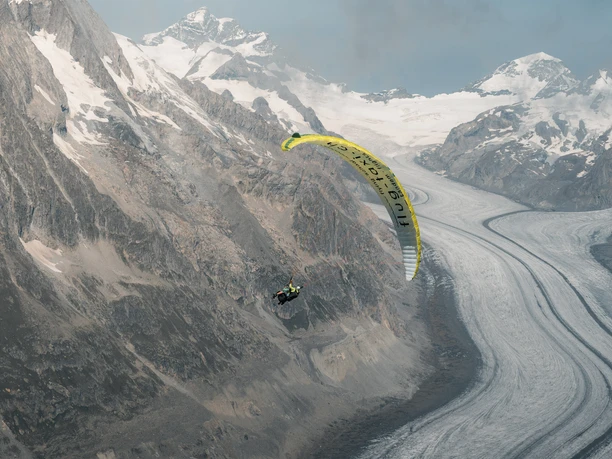 Gleitschirmflieger fliegen zu zweit über die Aletsch Arena