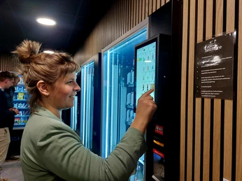 Einkäuferin am Automaten SeaStore 24/7