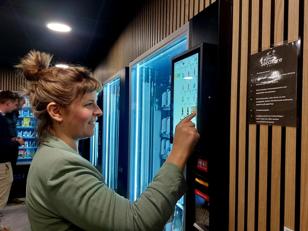 Einkäuferin am Automaten SeaStore 24/7