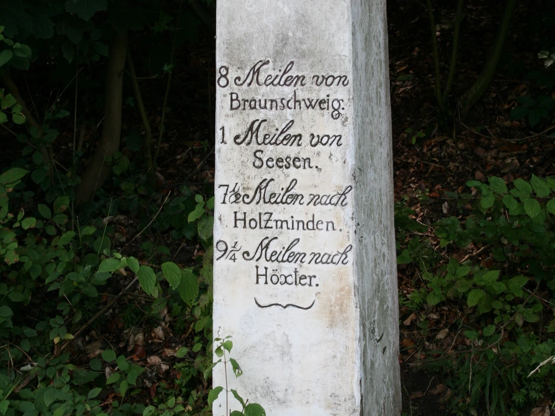 Meilenstein_Dannhausen_B64_Von Okieh71 - Eigenes Werk, Gemeinfrei.jpg
