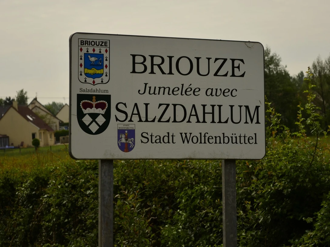 Das Ortsschild in Briouze.jpg