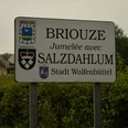 Das Ortsschild in Briouze.jpg