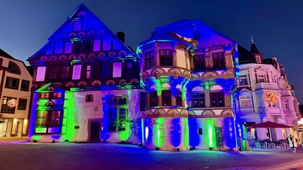 Dechanei bunt beleuchtet