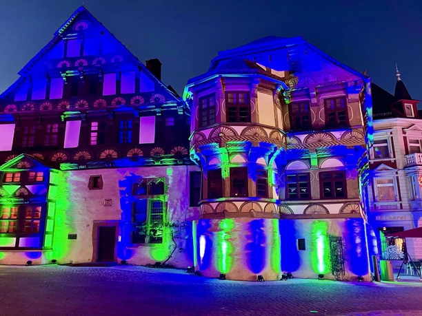 Dechanei bunt beleuchtet