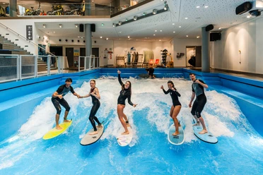 Surfer:innen auf der Hasewelle