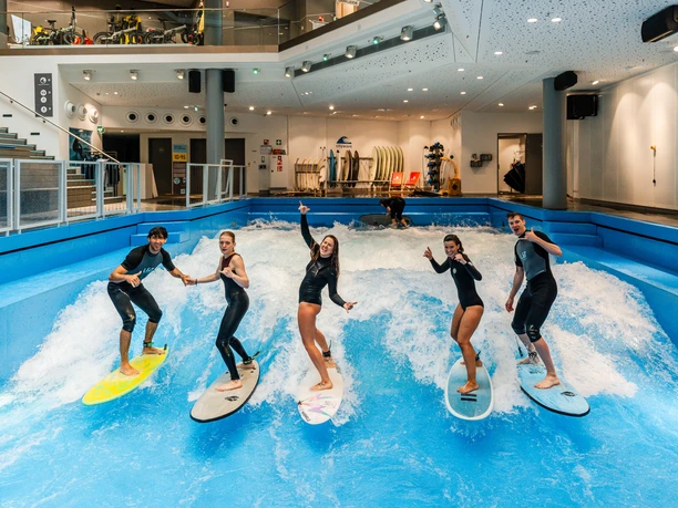 Surfer:innen auf der Hasewelle