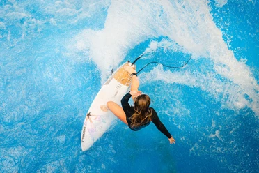 Surferin auf der Hasewelle