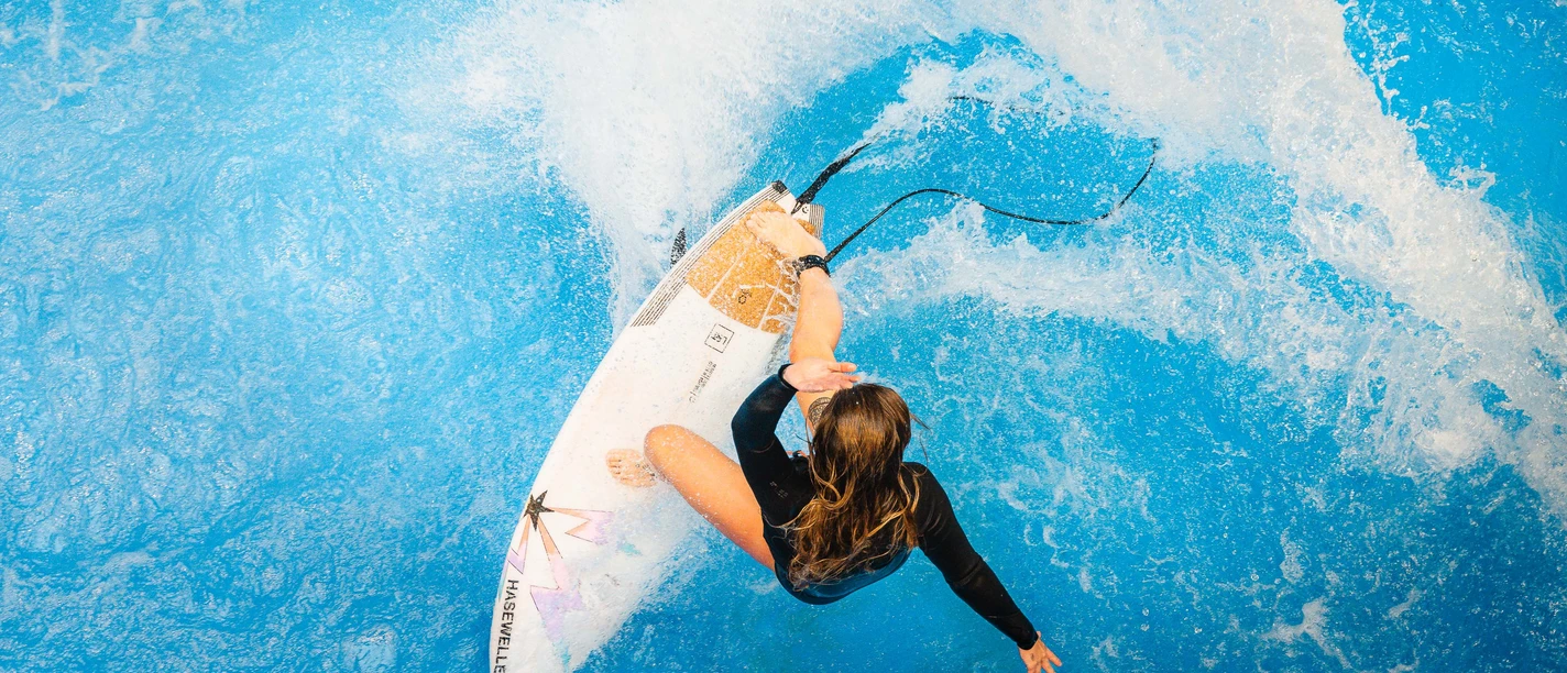 Surferin auf der Hasewelle