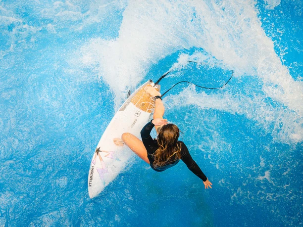 Surferin auf der Hasewelle