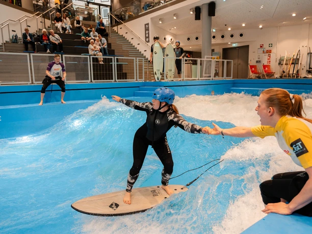 Surfcoach mit Surfschülerin auf der Hasewelle