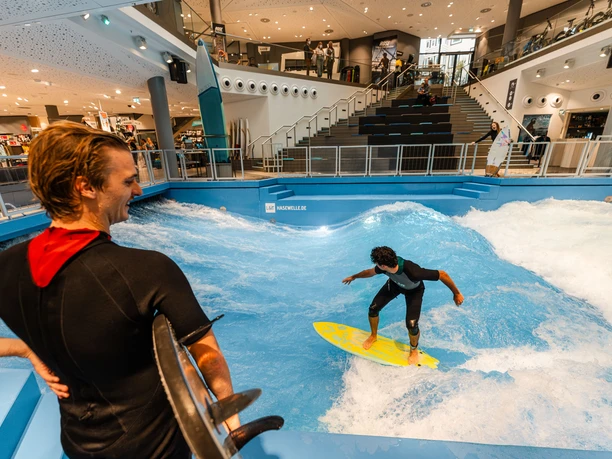 Hasewelle mit Surfer