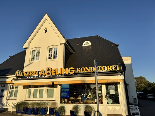 Traditionelle Bäckerei Abeling in einem weißen Giebelhaus auf Sylt