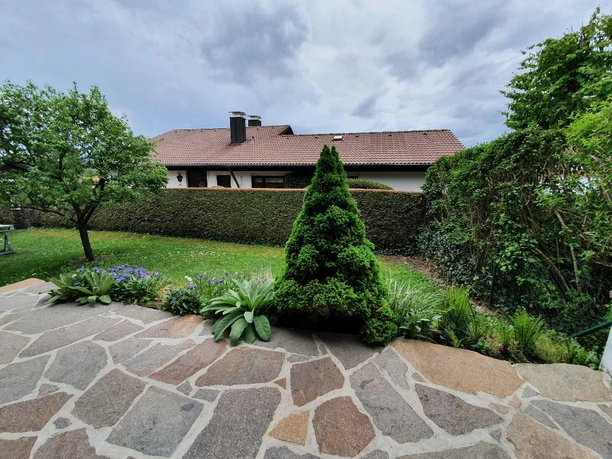 Terrasse und Garten Richtung Süden