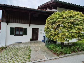 Eingang mit Parkplatz