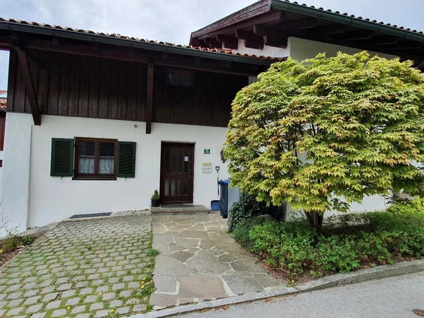 Eingang mit Parkplatz