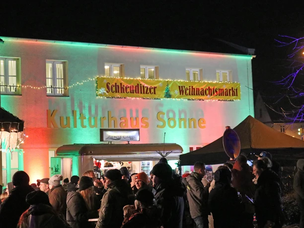 Kulturhaus Schkeuditzer Weihnachtsmarkt -Weihnachten in der Region Leipzig Vor dem beleuchteten Kulturhaus auf dem Schkeuditzer Weihnachtsmarkt tummeln sich zahlreiche Besucher.