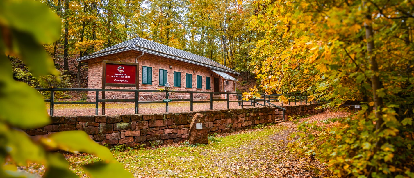 Rochlitz_Rochlitzer Berg_Geoportal_(c)TV Chemnitz Zwickau Region e. V._Oliver Göhler_CC BY-SA (34).jpg Der Wald auf dem Rochlitzer Berg rund um das Geoportal Porphyrhaus ist herbstbunt gefärbt.