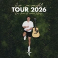 Ein junger Mann entspannt auf grünem Untergrund neben einer Akustikgitarre; Tour 2026-Poster.