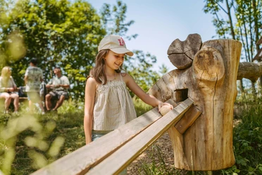 Mädchen spielt mit der Chugelbahn
