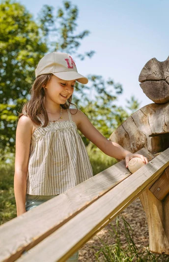 Mädchen spielt mit der Chugelbahn