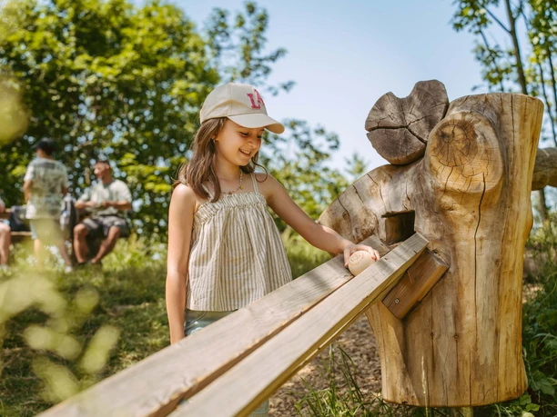 Mädchen spielt mit der Chugelbahn