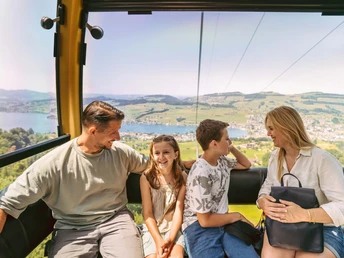 Familie in der Luftseilbahn von Küssnacht zur Seebodenalp