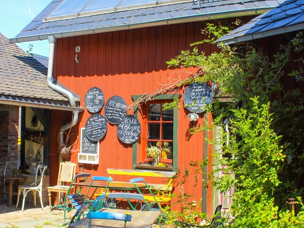 Vor dem Hofcafé Zickra