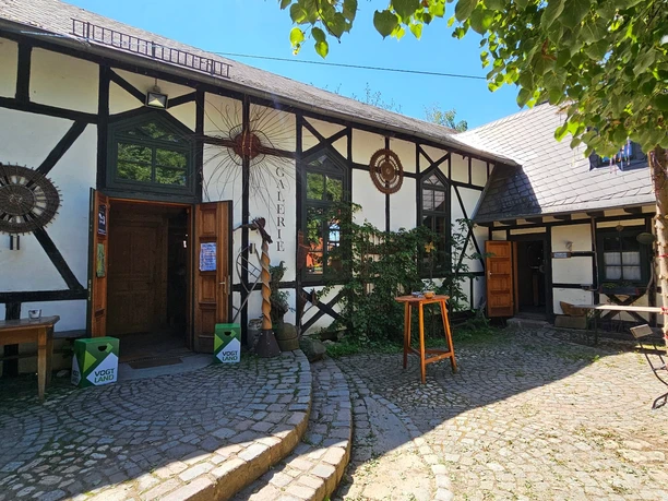 Kulturhof Zickra - Vor der Galerie