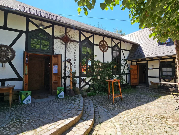Kulturhof Zickra - Vor der Galerie