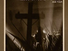 Silhouette eines Kreuzes vor einer Lichtquelle, Konzertplakat mit Text "Willoughby Tucker Forever".