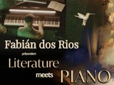 Fabian dos Rios am Flügel in stimmungsvoll beleuchtetem Raum, inspiriert von Literatur und Musik.