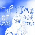 Plakatmotiv eines Konzerts mit der Aufschrift "The Time of Our Lives Tour" in blauen Farbtönen.